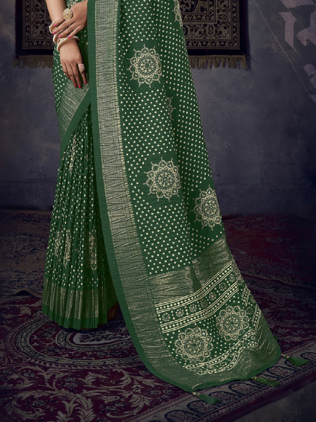 Women's Green Bhandej Aari Work Crushed Silk Saree