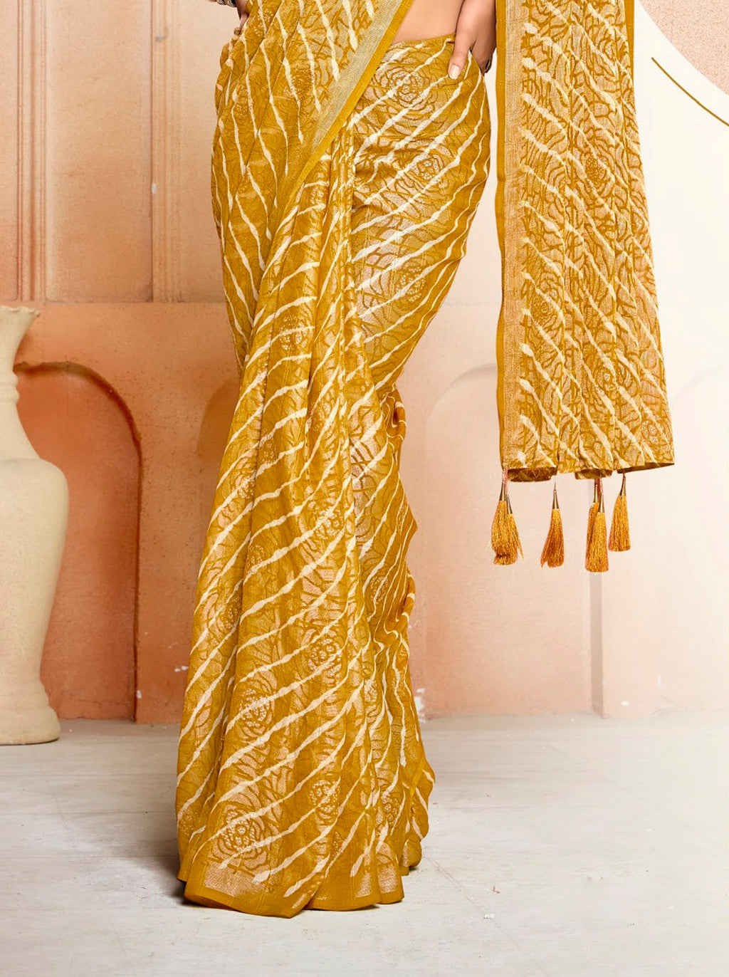 Women's Mustard Leheriya Printed Silk Blend Saree With Unstitched Blouse Piece